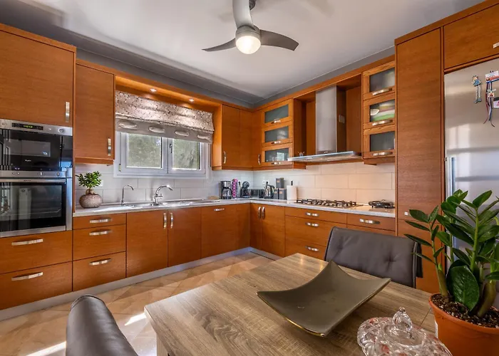 Villa Alkis Dream With Jacuzzi